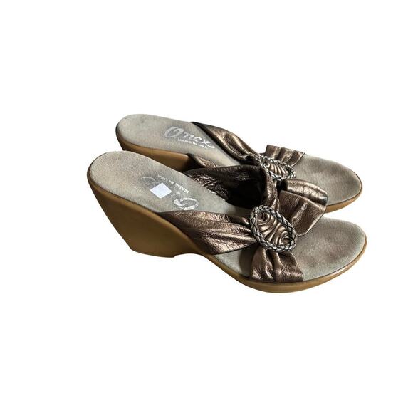 90's y2k vtg. bronze leather embellished wedge ONEX sandals heels size 9 1/2. - Picture 7 of 8